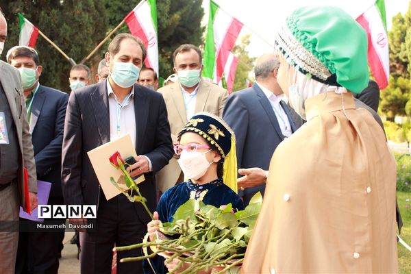 آیین گشایش دومین جشنواره معلمان هنرمند در آرامگاه حافظ شیرازی