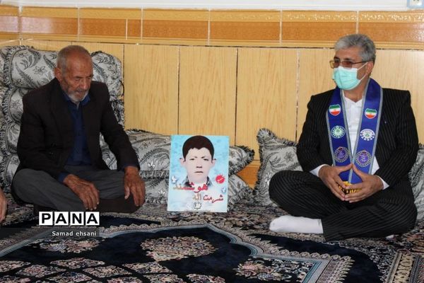 تجلیل از خانواده شهدای دانش‌آموز بخش چیتاب