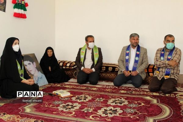 تجلیل از خانواده شهدای دانش‌آموز بخش چیتاب