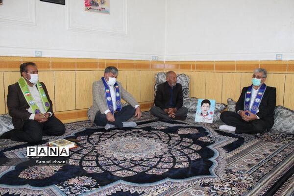 تجلیل از خانواده شهدای دانش‌آموز بخش چیتاب