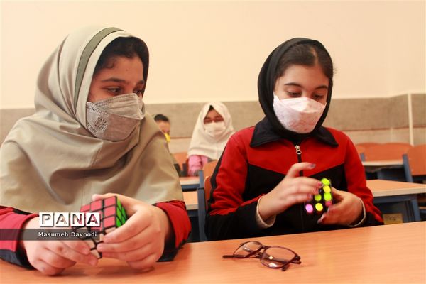 بازدید رئیس سازمان دانش‌آموزی فارس از روند برگزاری مسابقات المپیاد رویش در مدارس ناحیه 2 شیراز