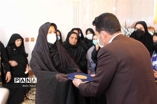 تقدیر مدیر سازمان دانش‌آموزی استان فارس از خانواده دانش آموز پیشتاز مرحومه مهسا هاشمی بالاشهری