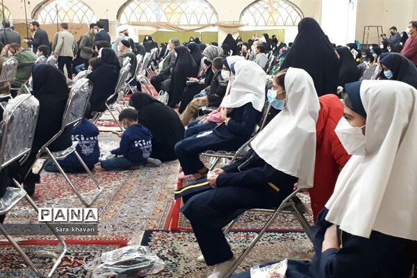 تجلیل از خانواده شهدای دانش‌آموز شهرستان پیشوا