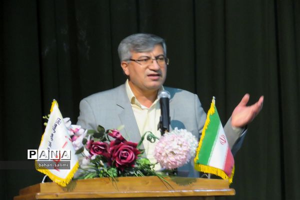 مراسم تجلیل از برترین های کنکور سراسری دبیرستان معلم شاهین دژ برگزار شد