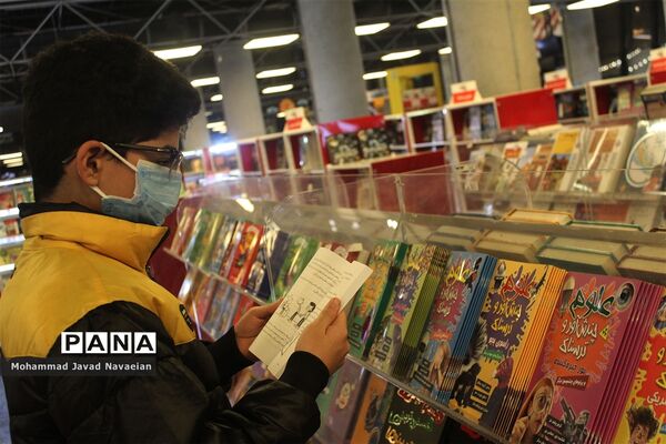 باغی مملو از کتاب در روز «کتاب و کتابخوانی»