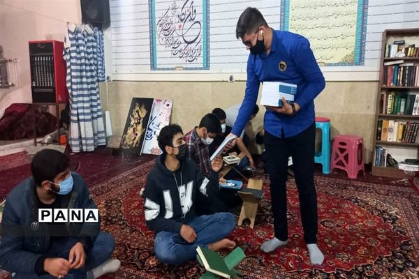 توزیع کتاب به دانش آموزان و بسیجیان محله کیانشهر منطقه ۱۵ به مناسبت هفته کتاب و کتابخوانی