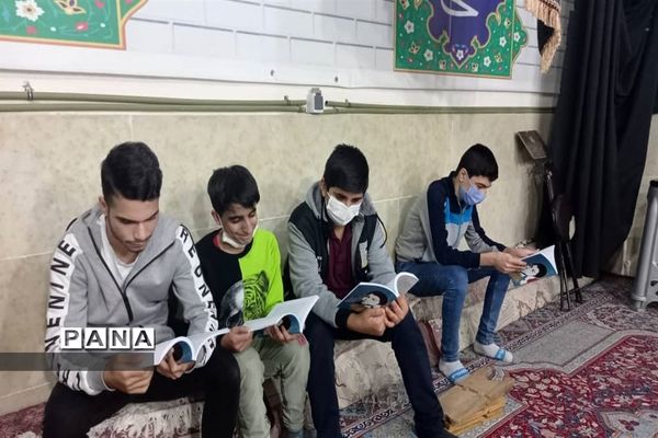 توزیع کتاب به دانش آموزان و بسیجیان محله کیانشهر منطقه ۱۵ به مناسبت هفته کتاب و کتابخوانی