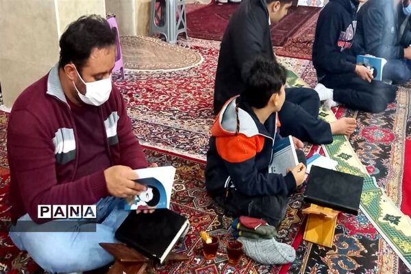 توزیع کتاب به دانش آموزان و بسیجیان محله کیانشهر منطقه ۱۵ به مناسبت هفته کتاب و کتابخوانی