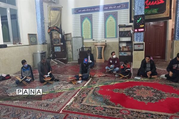 توزیع کتاب به دانش آموزان و بسیجیان محله کیانشهر منطقه ۱۵ به مناسبت هفته کتاب و کتابخوانی