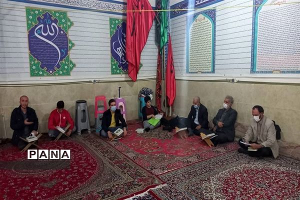 توزیع کتاب به دانش آموزان و بسیجیان محله کیانشهر منطقه ۱۵ به مناسبت هفته کتاب و کتابخوانی