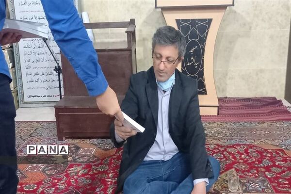 توزیع کتاب به دانش آموزان و بسیجیان محله کیانشهر منطقه ۱۵ به مناسبت هفته کتاب و کتابخوانی