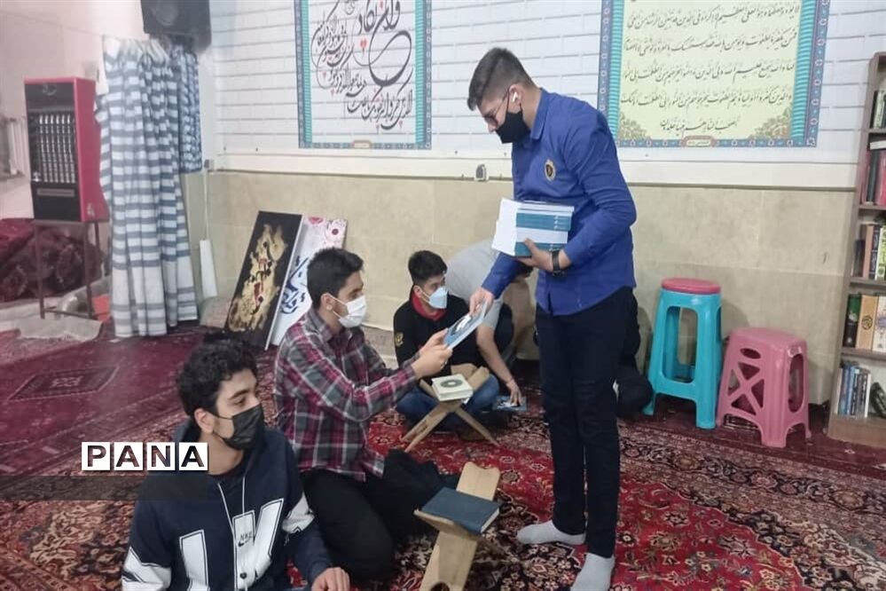 توزیع کتاب به دانش آموزان و بسیجیان محله کیانشهر منطقه ۱۵ به مناسبت هفته کتاب و کتابخوانی