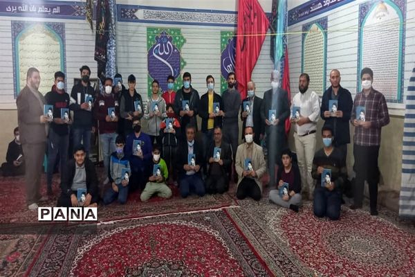 توزیع کتاب به دانش آموزان و بسیجیان محله کیانشهر منطقه ۱۵ به مناسبت هفته کتاب و کتابخوانی