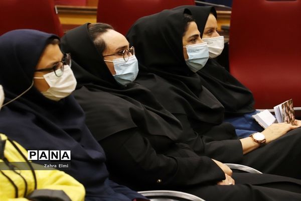 نشست رونمایی از مجموعه شعر کاغذ پران