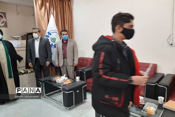 تقدیر از برگزیدگان  قرآنی در رودهن