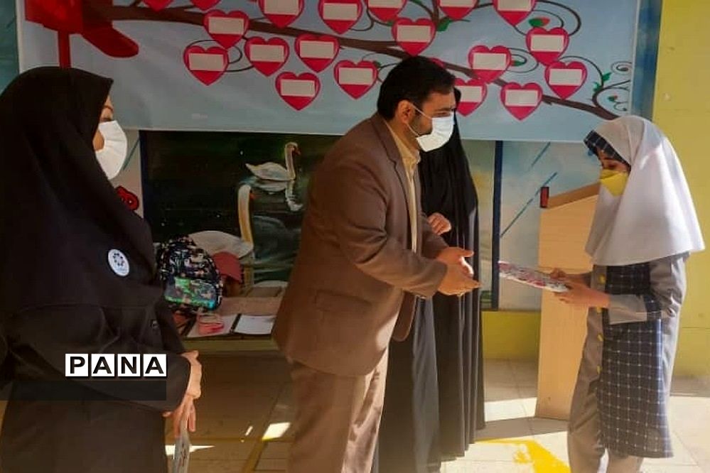 تجلیل از دانش‌آموزان فعال در یادواره شهدای پردیس