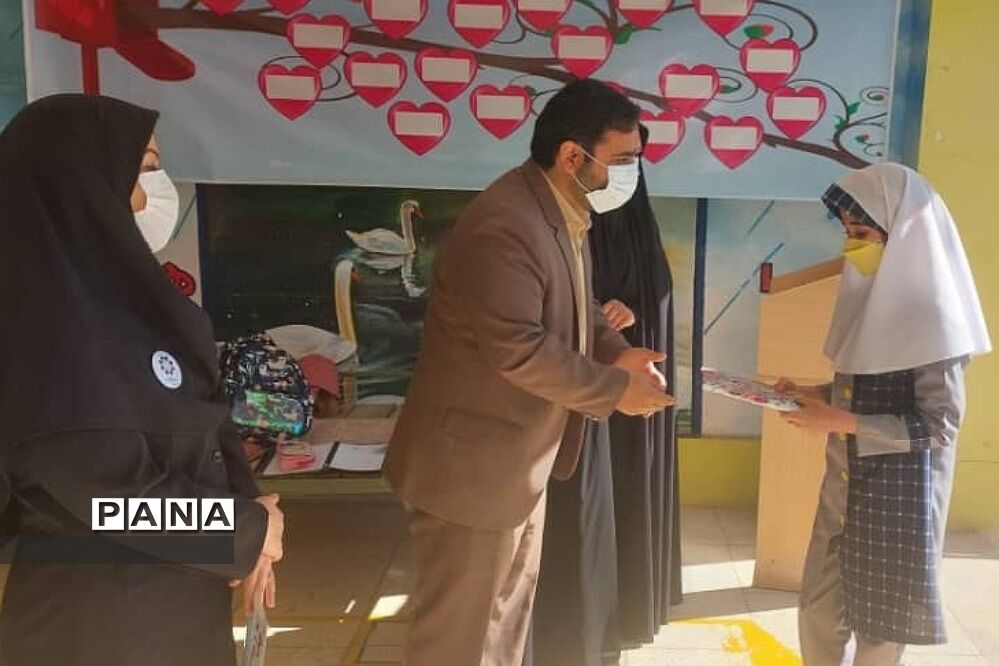 تجلیل از دانش‌آموزان فعال در یادواره شهدای پردیس
