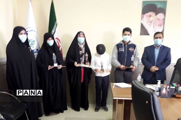 تجلیل از دانش‌آموزان فعال در یادواره شهدای پردیس