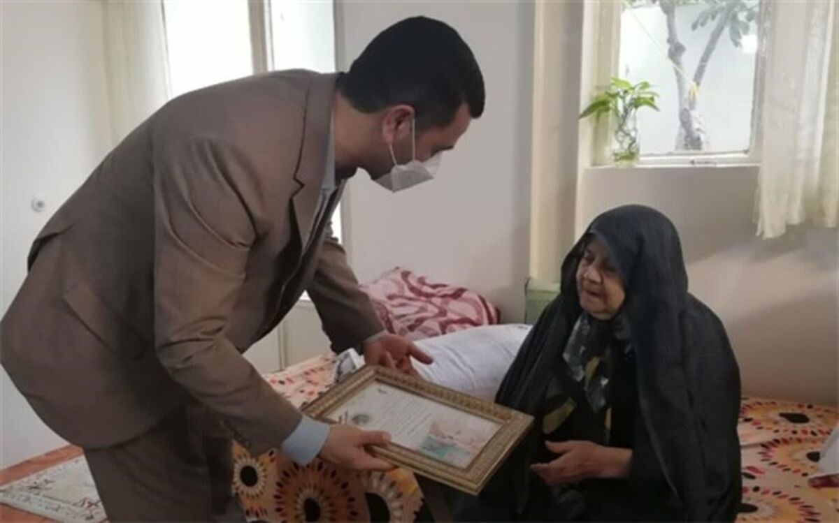 خانواده‌ شهدا مایه افتخار جامعه هستند