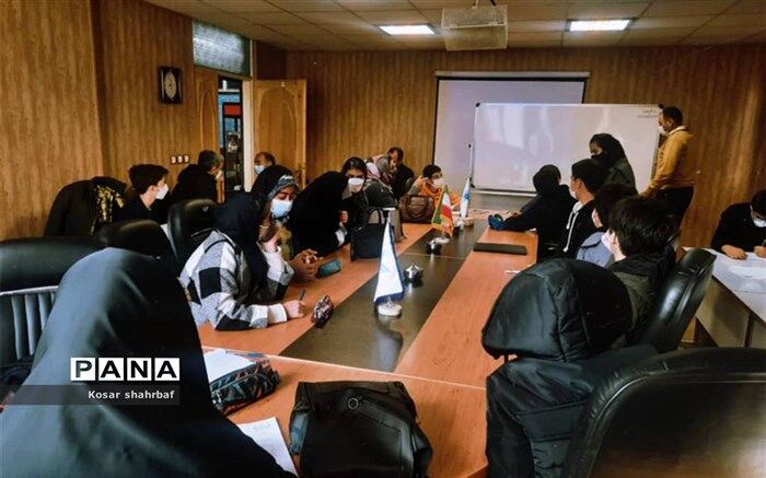 نشست دانش‌آموزان سمپاد رودهن با مدرسین مرکز رشد فناوری