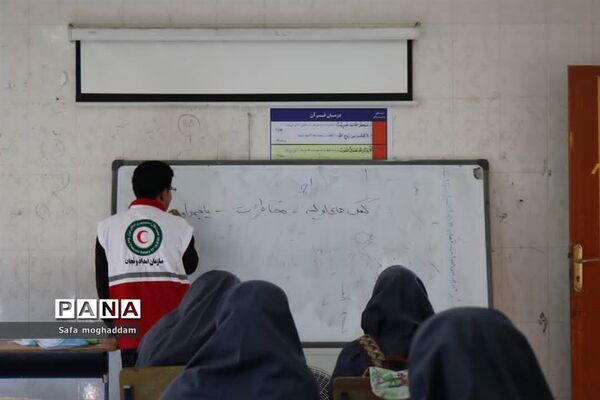 برگزاری کلاس‌های کانون دانش‌آموزی هلال احمر در دبیرستان قاضی گله‌دار