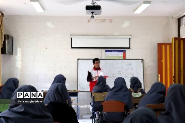 برگزاری کلاس‌های کانون دانش‌آموزی هلال احمر در دبیرستان قاضی گله‌دار