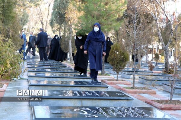 غبار روبی مزار شهدا به‌مناسبت گرامیداشت هفته بسیج در ارومیه
