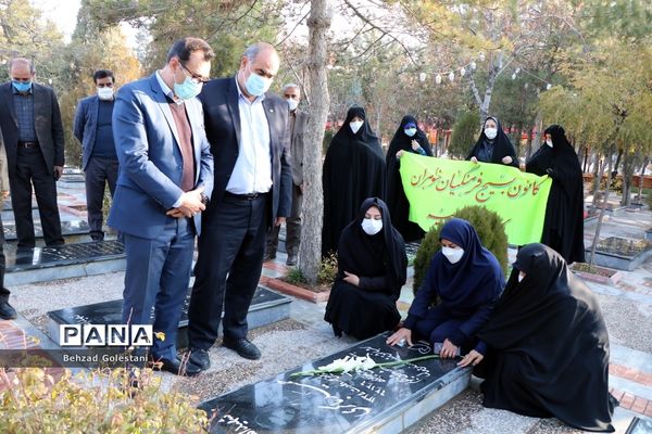 غبار روبی مزار شهدا به‌مناسبت گرامیداشت هفته بسیج در ارومیه