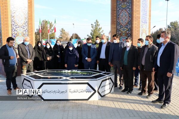 غبار روبی مزار شهدا به‌مناسبت گرامیداشت هفته بسیج در ارومیه