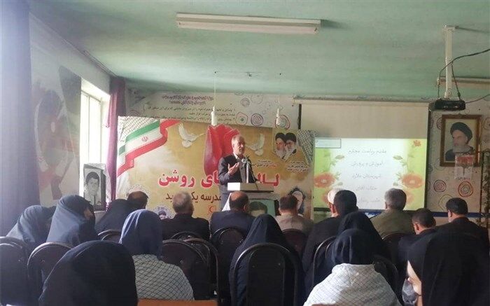 نواختن زنگ مقاومت در دبیرستان عصمت آموزش و پرورش ملارد