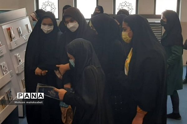 بازدید اعضای مجلس دانش‌آموزی و پیشتاز از کتابخانه مرکزی یزد
