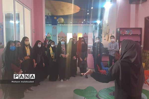 بازدید اعضای مجلس دانش‌آموزی و پیشتاز از کتابخانه مرکزی یزد