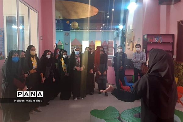 بازدید اعضای مجلس دانش‌آموزی و پیشتاز از کتابخانه مرکزی یزد