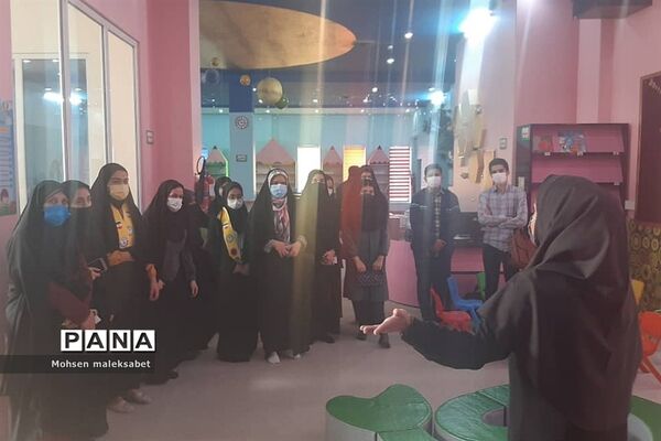 بازدید اعضای مجلس دانش‌آموزی و پیشتاز از کتابخانه مرکزی یزد