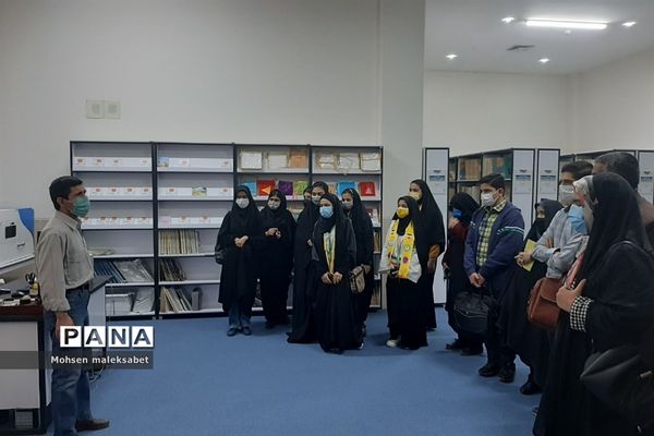 بازدید اعضای مجلس دانش‌آموزی و پیشتاز از کتابخانه مرکزی یزد