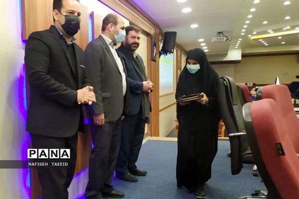 مراسم تقدیر از دانش‌آموزان سمپاد برگزیده در جشنواره کاپ استانی  قم