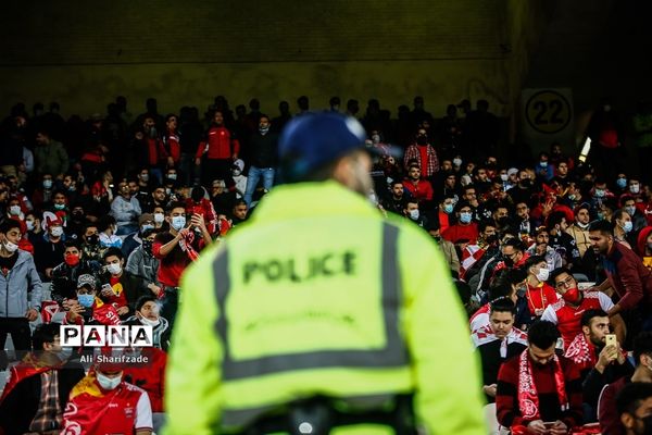 دیدار تیم‌های پرسپولیس و صنعت نفت آبادان