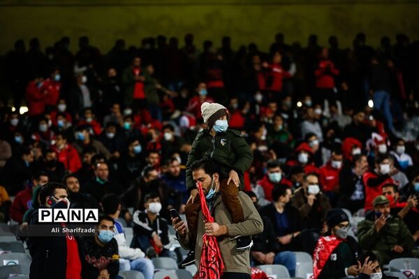 دیدار تیم‌های پرسپولیس و صنعت نفت آبادان
