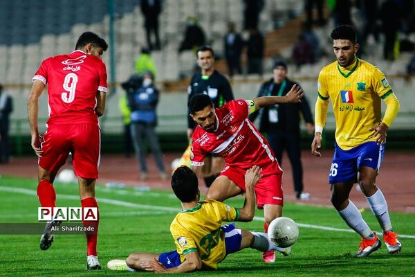 دیدار تیم‌های پرسپولیس و صنعت نفت آبادان