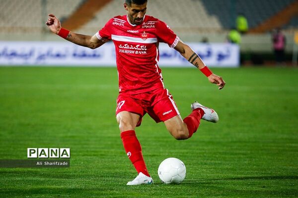 دیدار تیم‌های پرسپولیس و صنعت نفت آبادان