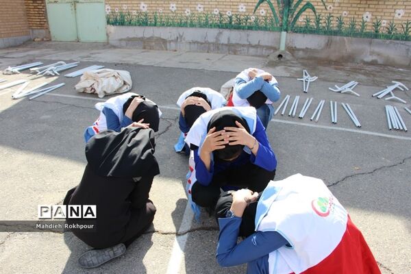 برگزاری بیست و سومین مانورسراسری زلزله در دبیرستان هاجر