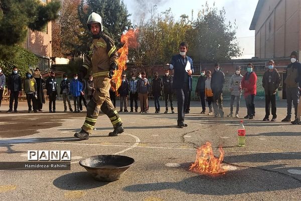 برگزاری مانور زلزله و اقدامات ایمنی در دبیرستان امام خمینی (ره) منطقه ۱۵