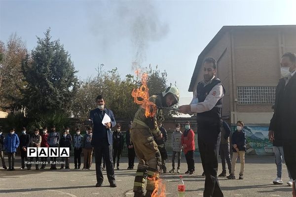 برگزاری مانور زلزله و اقدامات ایمنی در دبیرستان امام خمینی (ره) منطقه ۱۵
