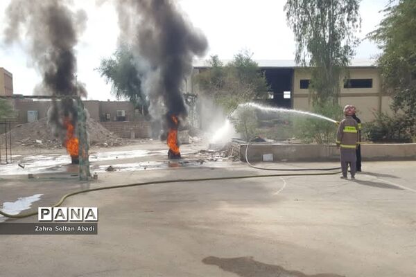 مانور سراسری زلزله در هنرستان خاتم الانبیا ایرانشهر
