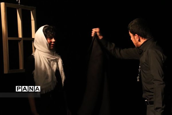 اجرای تئاتر «اندیشه‌های ابری دلتنگ»