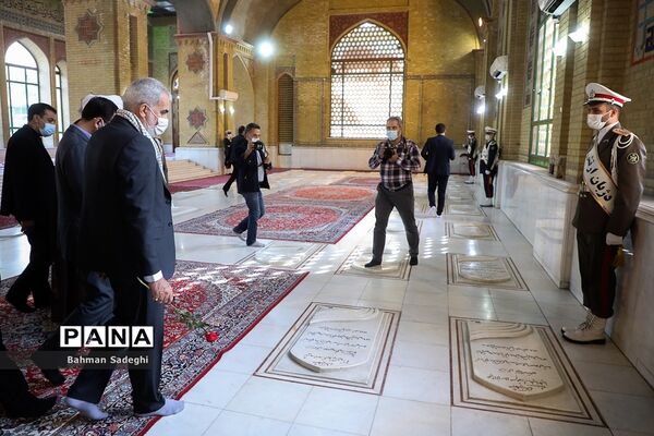 تجدید میثاق  وزیر آموزش و پرورش با امام راحل و شهدای هفتم تیر