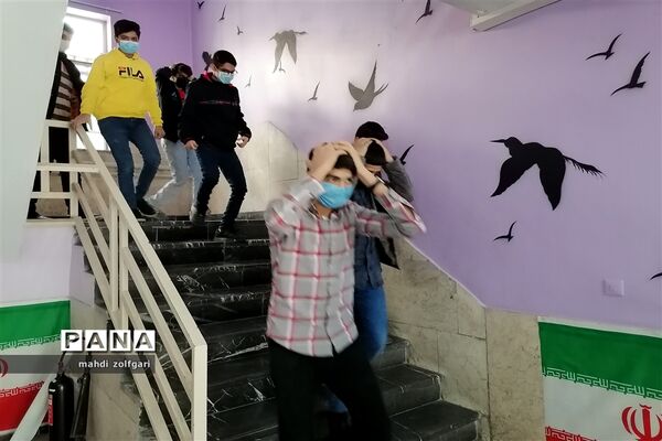 زنگ ایمنی و زلزله در دبیرستان آیت‌الله خامنه‌ای ناحیه دو شهرری