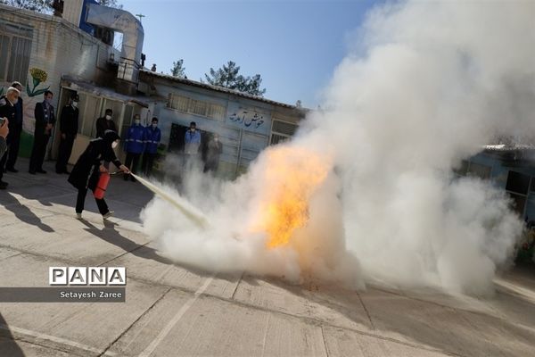 مانور زلزله در دبستان فرهنگ کاشمر