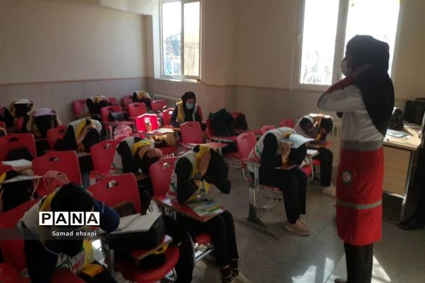 مانور سراسری زلزله در مدرسه دخترانه مصلی نژاد شهر یاسوج