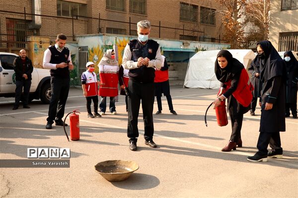 مانور سراسری زلزله در دبیرستان جانبازان منطقه ۱۴